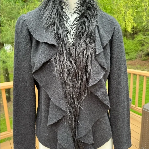 Chic Black Ruffled Jacket with Faux Fur Trim - Picture 2 of 8